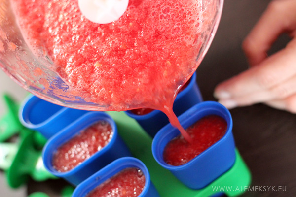 lody-arbuzowe-wlewanie-do-foremek