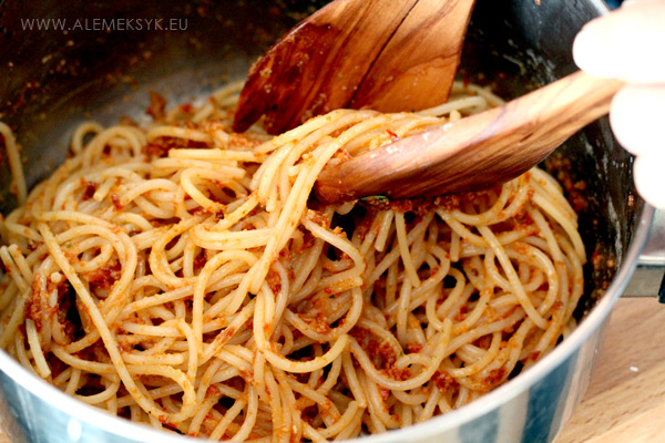 makaron-z-pesto-mieszanie-w-garnku