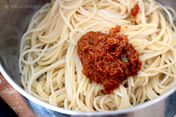 makaron-z-pesto-mieszanie