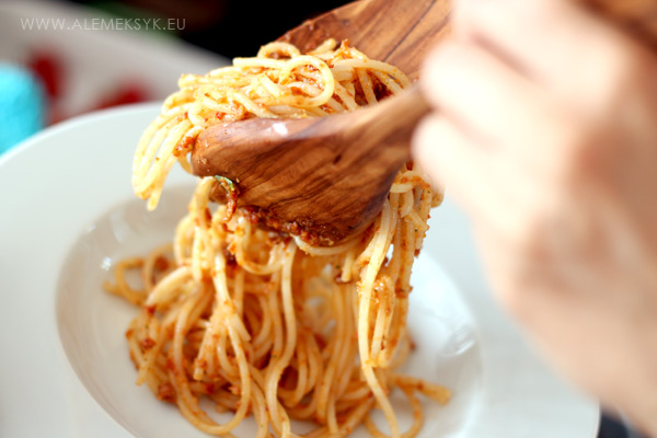 makaron-z-pesto-na-talerze