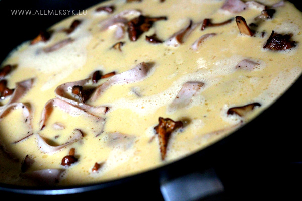 omlet-z-kurkami-masa-na-patelni