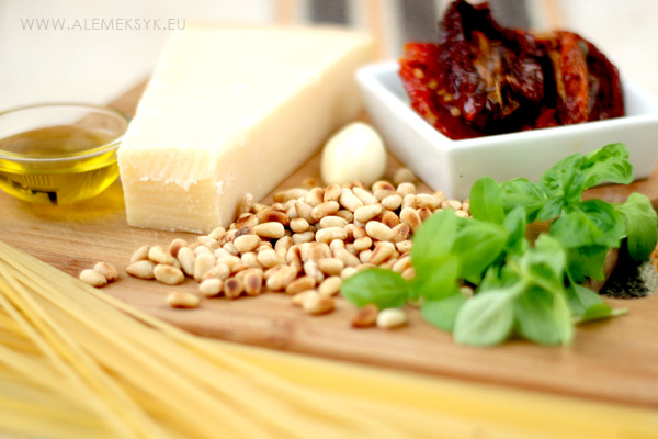 pesto-czerwone-skladniki