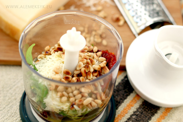 pesto-czerwone-w-blenderze