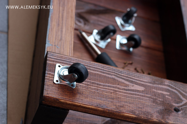 stoliczek-przykrecanie-koleczek