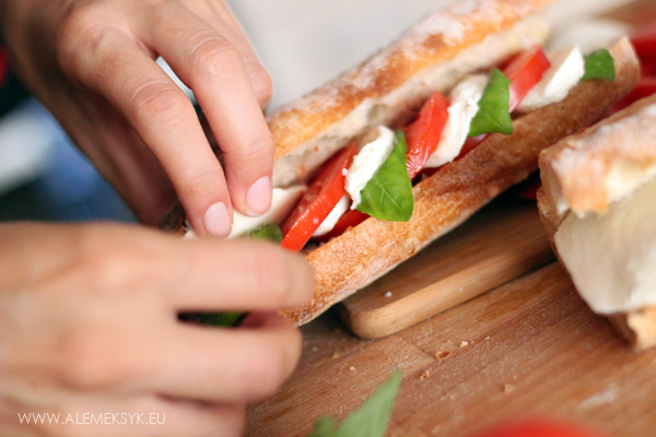 bagietka-caprese-krojenie-ukladanie-2