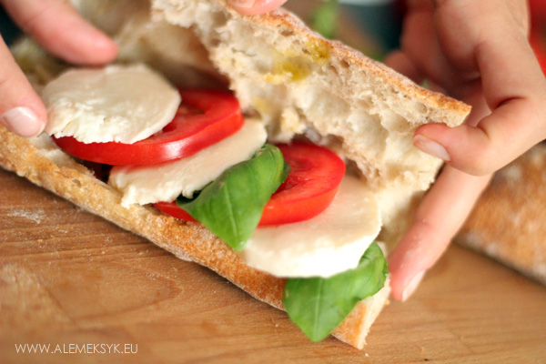 bagietka-caprese-krojenie-ukladanie