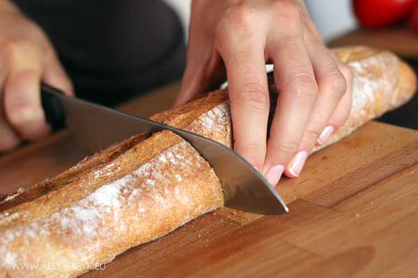 bagietka-caprese-krojenie