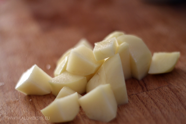 krem-z-kukurydzy-ziemniaki-krojenie