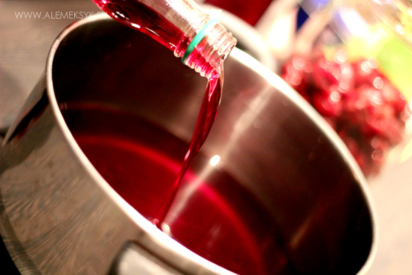 nalewka-wisniowa-wlewanie