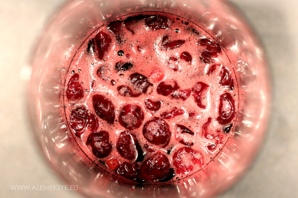 nalewka-wisniowa-zapypane-cukrem-rozlewanie