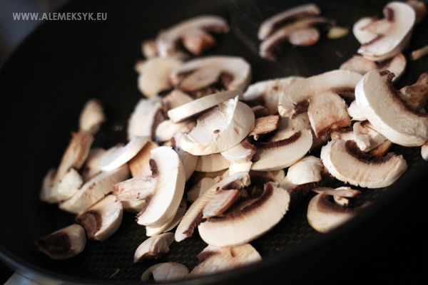 zapiekanki-z-chorizo-pieczarki-na-patelni