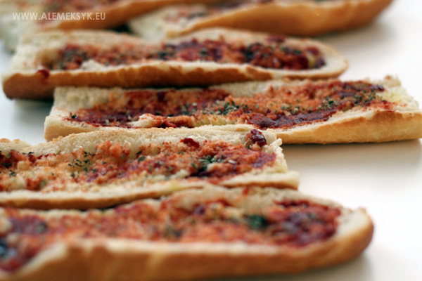 zapiekanki-z-chorizo-smarowanie