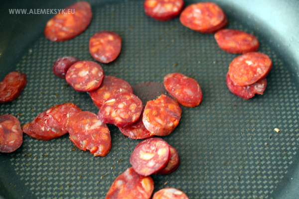zapiekanki-z-chorizo-smazenie