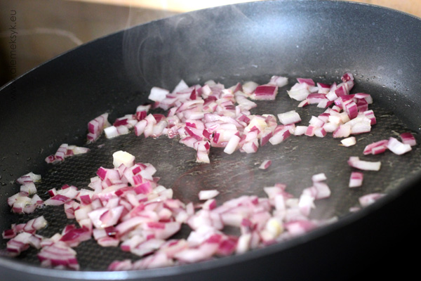 enchilada cebula-na-patelni