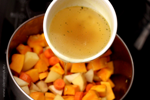 zupa-z-dyni-zalewanie-bulionem