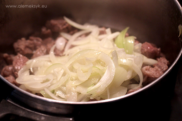 gnocchi-wolowina-i-cebula