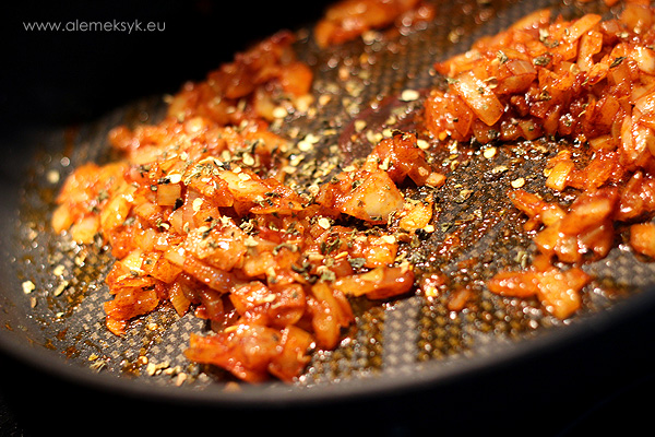 patatas-bravas-cebula-papryka-jalapeno