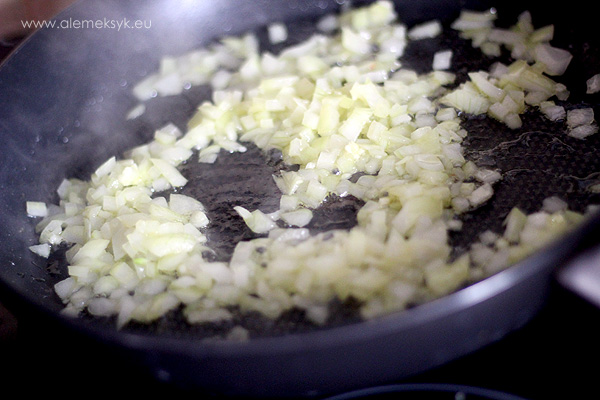 patatas-bravas-cebula-smazenie
