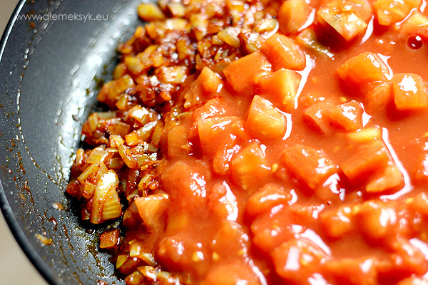 patatas-bravas-smazenie-pomidory