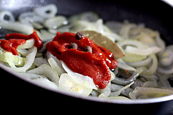 02-sledzie-w-pomidorach