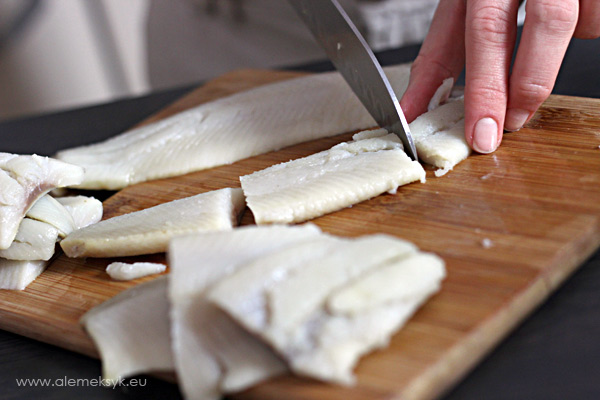 Śledzie w zalewie octowej z cebulą i przyprawami