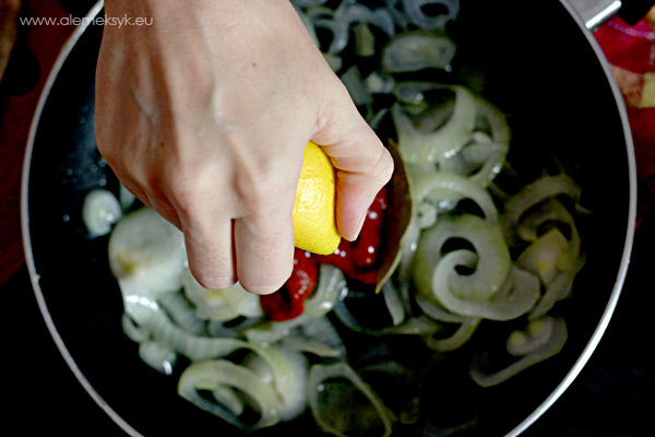 03-sledzie-w-pomidorach