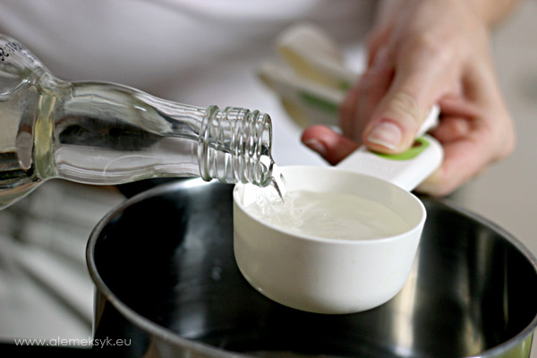 Śledzie w zalewie octowej z cebulą i przyprawami