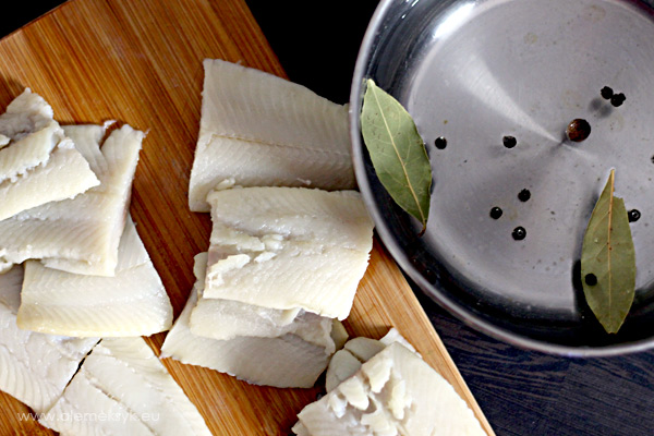 Śledzie w zalewie octowej z cebulą i przyprawami