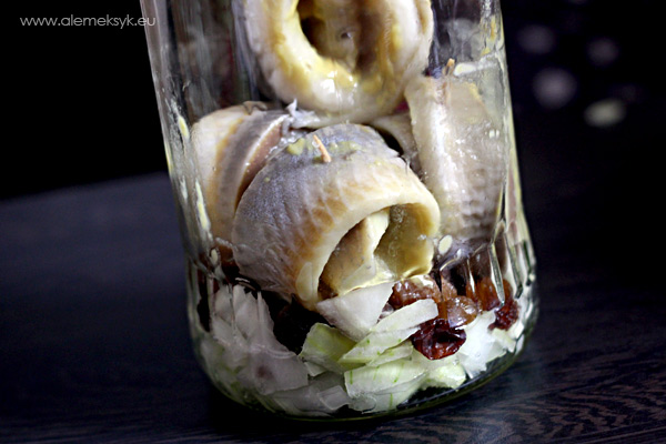 06-sledzie-z-rodzynkami