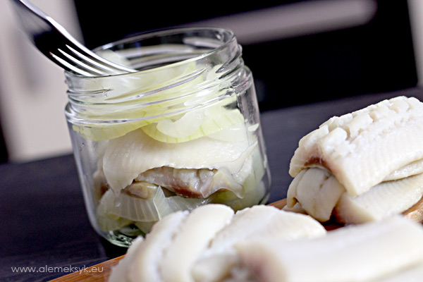 Śledzie w zalewie octowej z cebulą i przyprawami