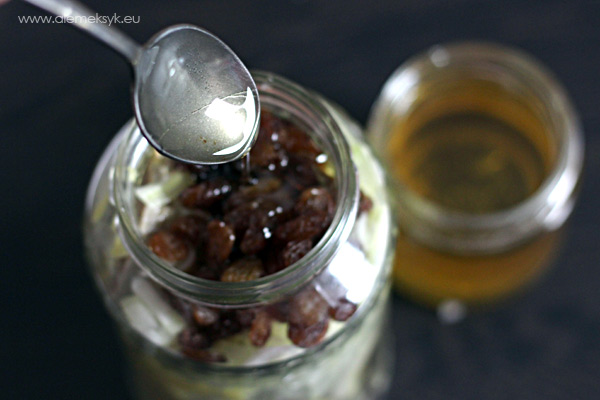 07-sledzie-z-rodzynkami