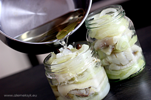 Śledzie w zalewie octowej z cebulą i przyprawami