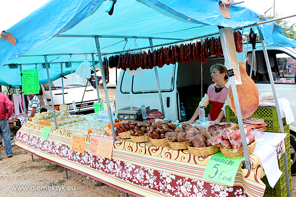 Stragan z wędlinami i serami - bazarek Albufeira