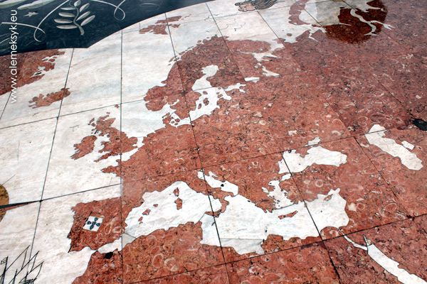 Lizbona - Róża Wiatrów przez pomnikiem Odkrywców pokazująca najważniejsze trasy portugalskich odkrywców.