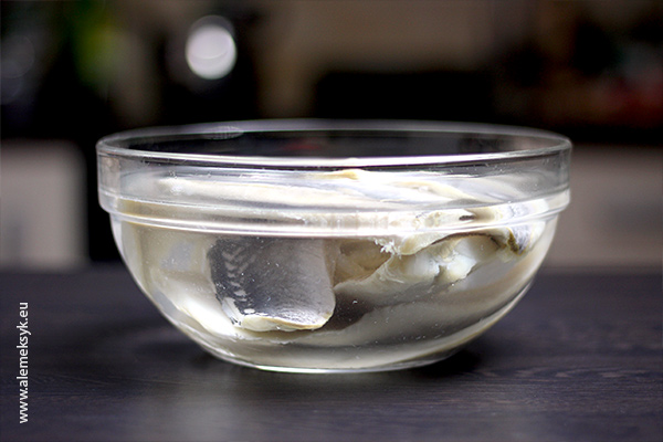 sledzie w smietanie moczenie