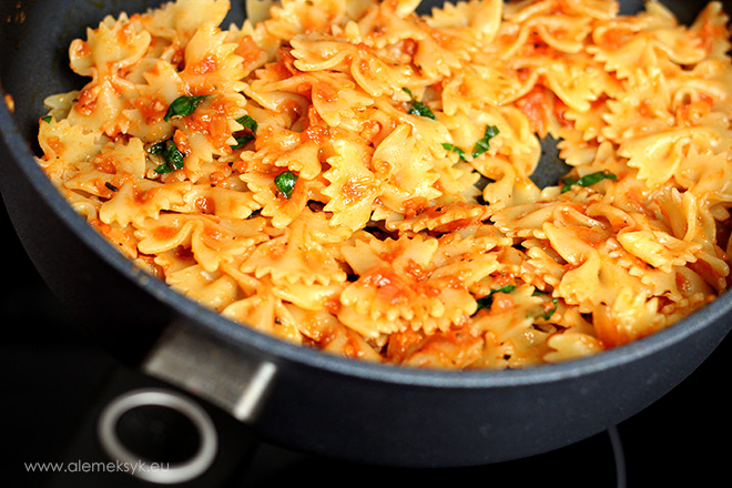 makaron z pomidorami