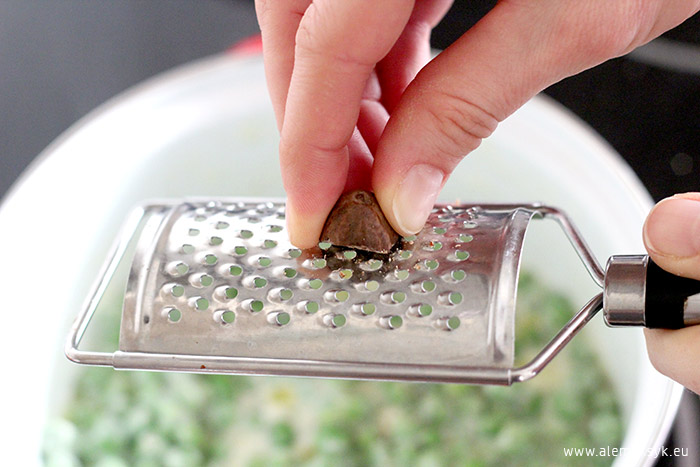 tagliatelle z groszkiem i pomidorkami 006