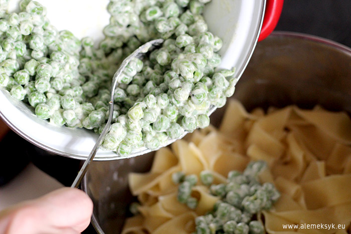 tagliatelle z groszkiem i pomidorkami 008