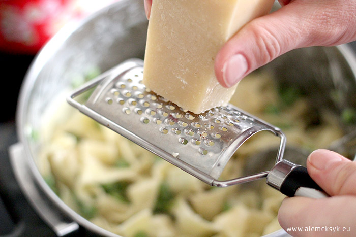 tagliatelle z groszkiem i pomidorkami 009