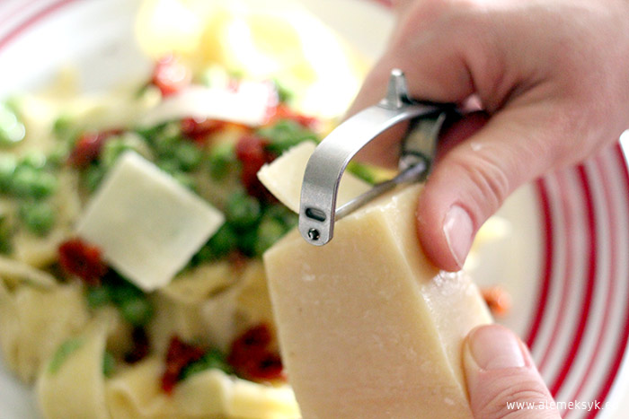 tagliatelle z groszkiem i pomidorkami 010