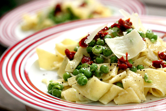 tagliatelle z groszkiem i pomidorkami 011