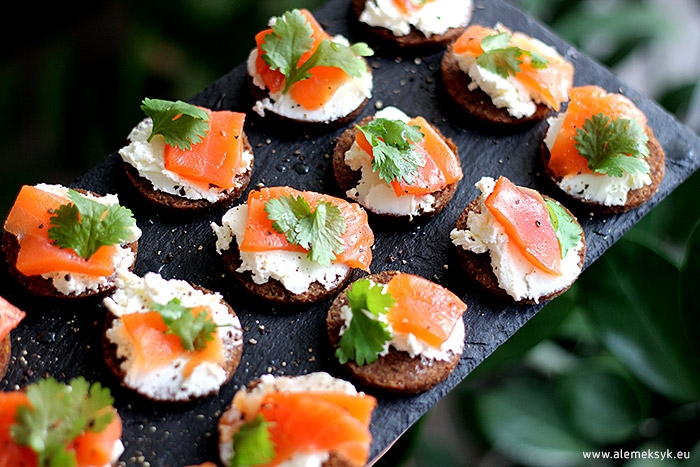kanapki z pumpernikla i lososia 004