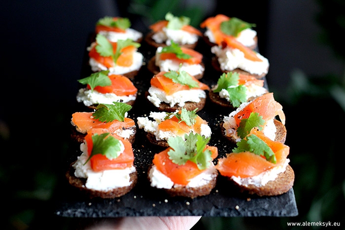 kanapki z pumpernikla i lososia 005