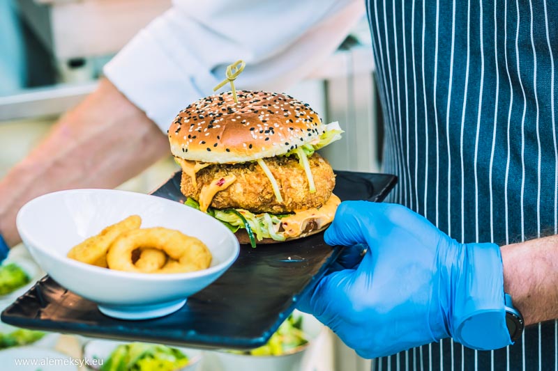 chivas and burger 18