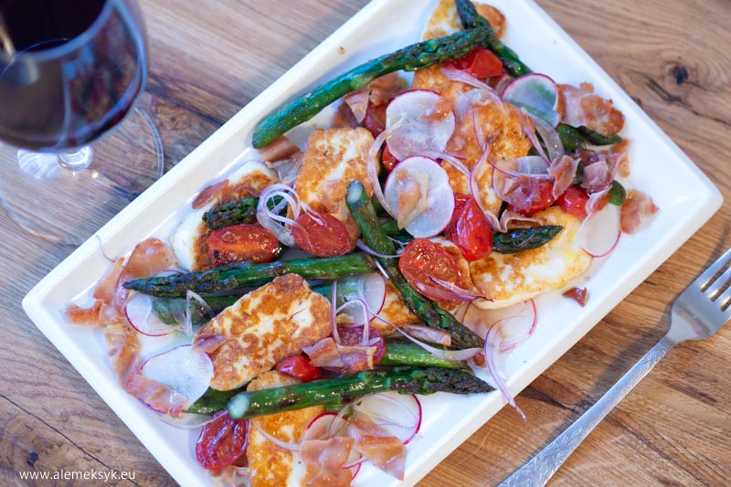 grillowany halloumi ze szparagami 10