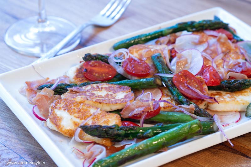 grillowany halloumi ze szparagami 12
