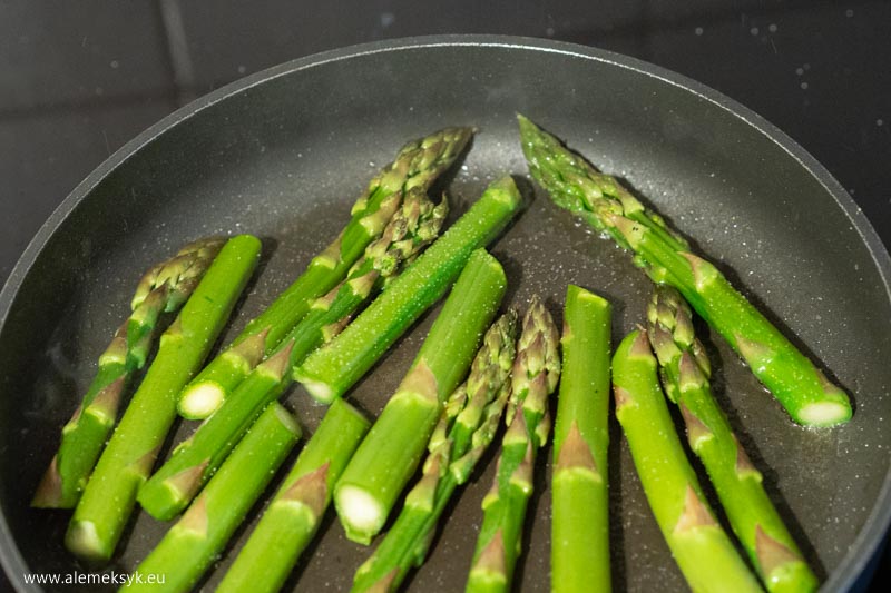 grillowany halloumi ze szparagami 3