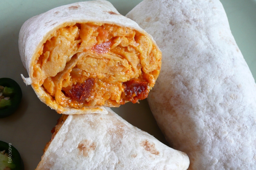 Jajecznica w tortilli - burrito śniadaniowe