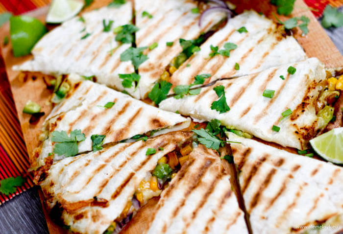 Jesienna quesadilla wegetariańska z flambirowaną żubrówką dynią i oscypkiem