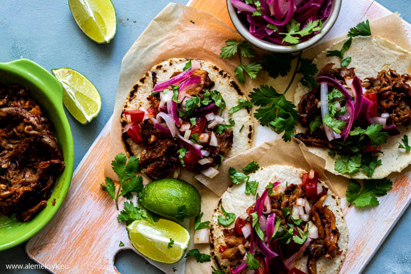 Wegańskie tacos z szarpanym boczniakiem i czerwoną cebulą marynowaną w cytrusach i habanero
